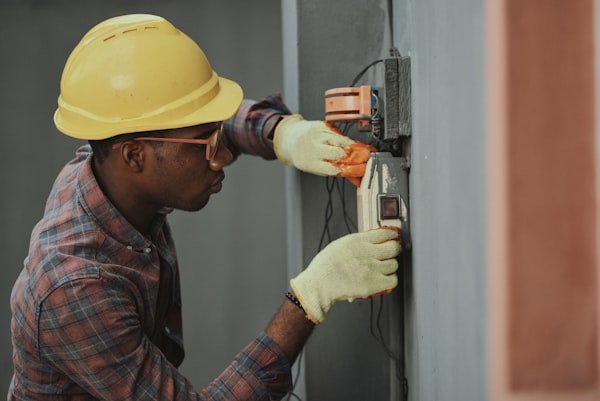Trabajo de electricidad en tablero principal